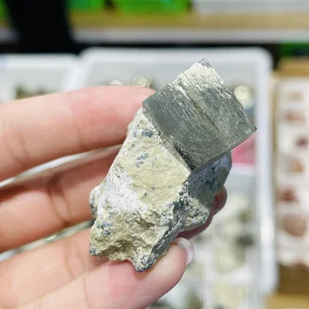 Gamtos Pyrite Chalcopyrite Kubo Žalio Akmens Mokymo Pavyzdys Gydomųjų Mineralinio